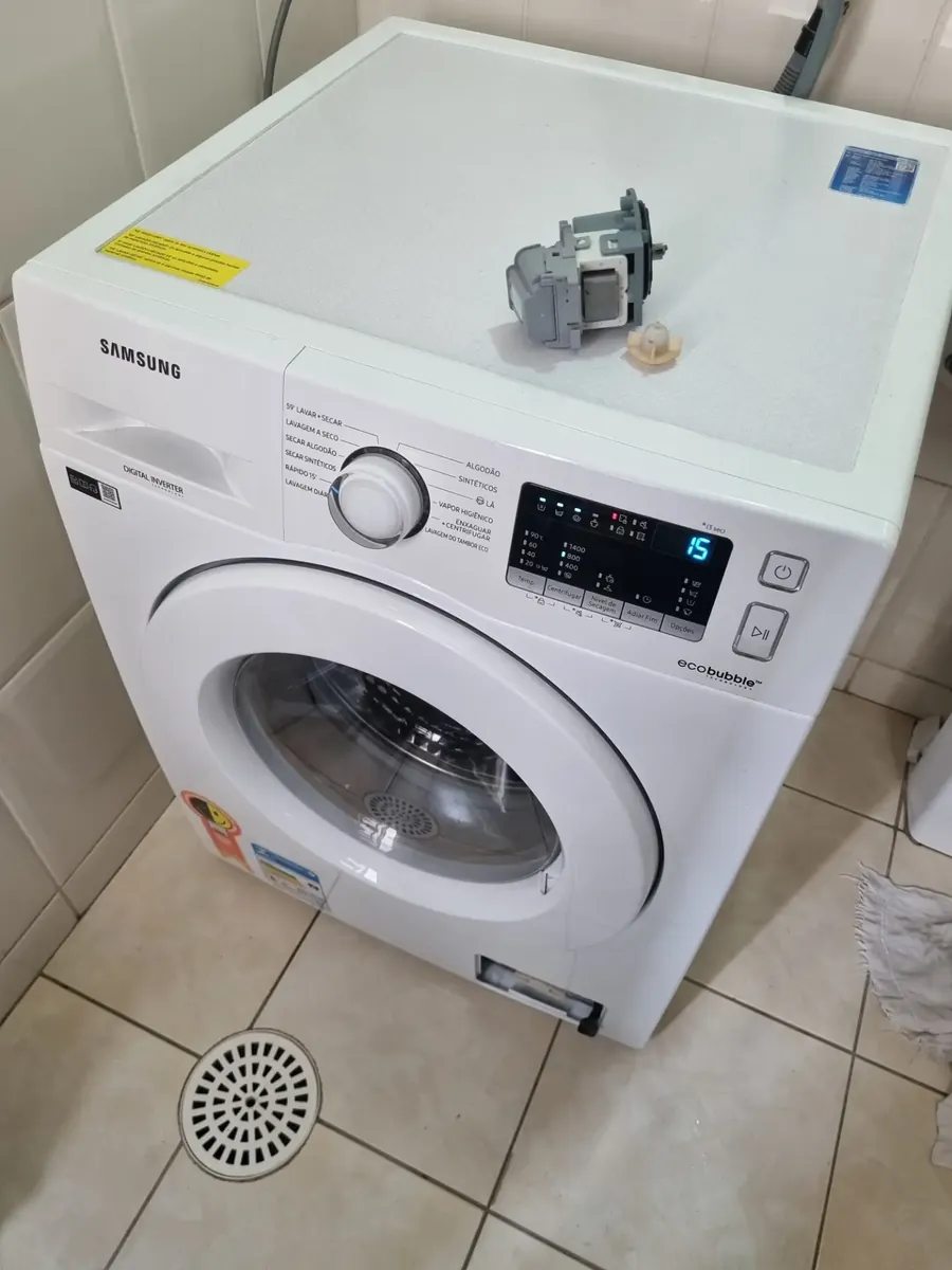 Eletrobomba e hélice sobre uma lavadora Samsung EcoBubble