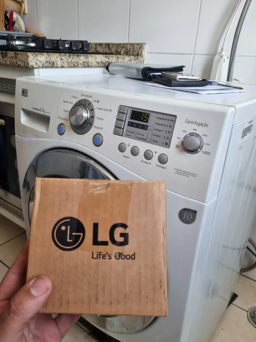 Caixa de peça original LG em frente a uma lavadora LG de 8,5 kg